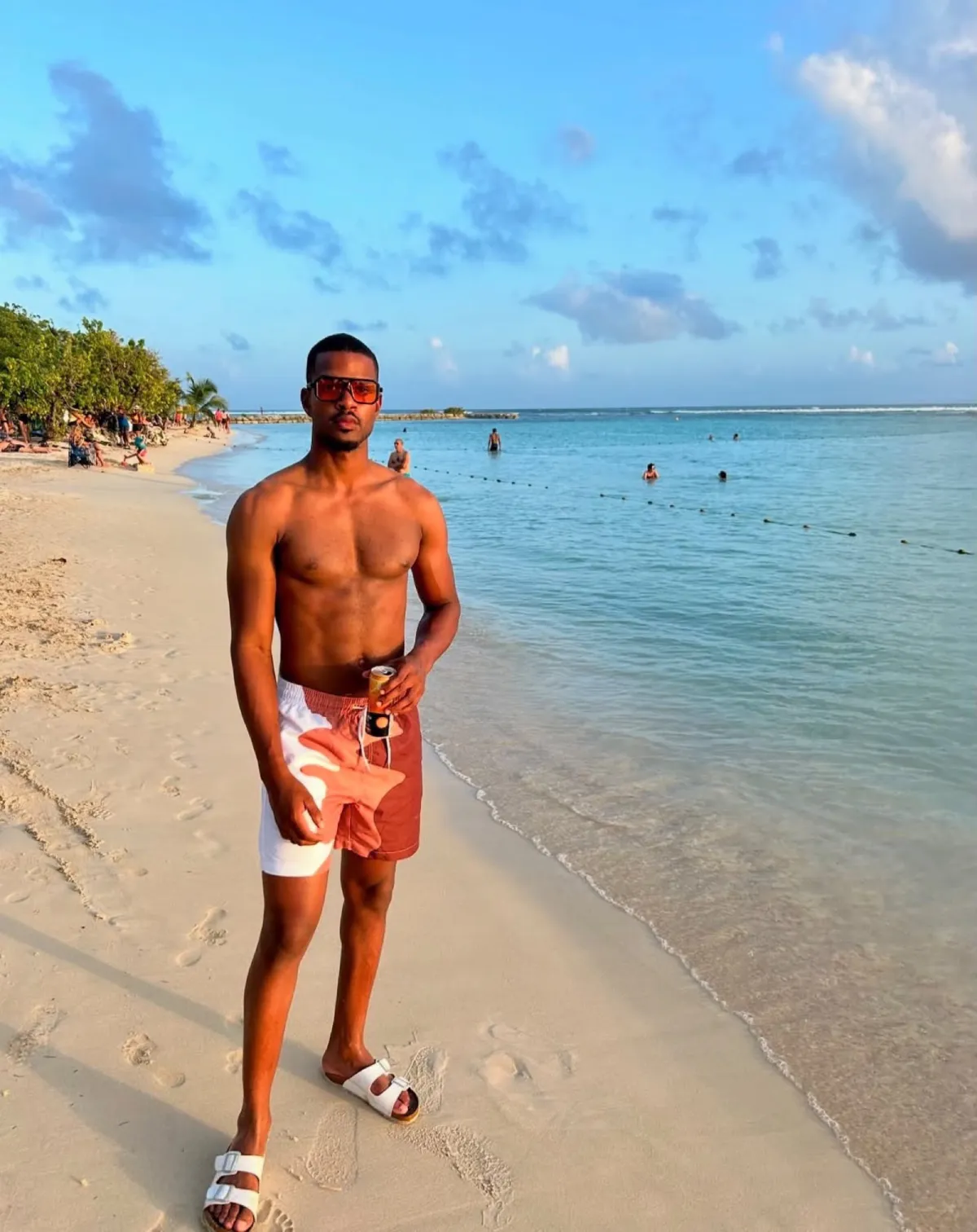 Derrick sur une plage de Guadeloupe en fin de journée