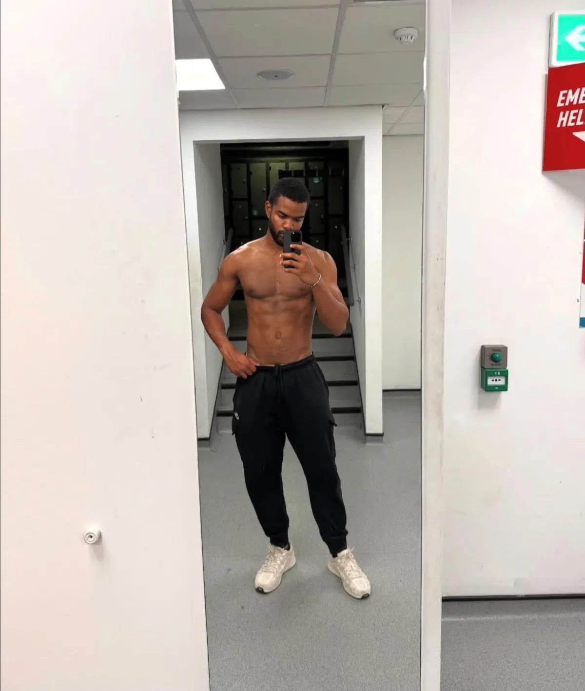 Derrick devant le miroir d'une salle de sport