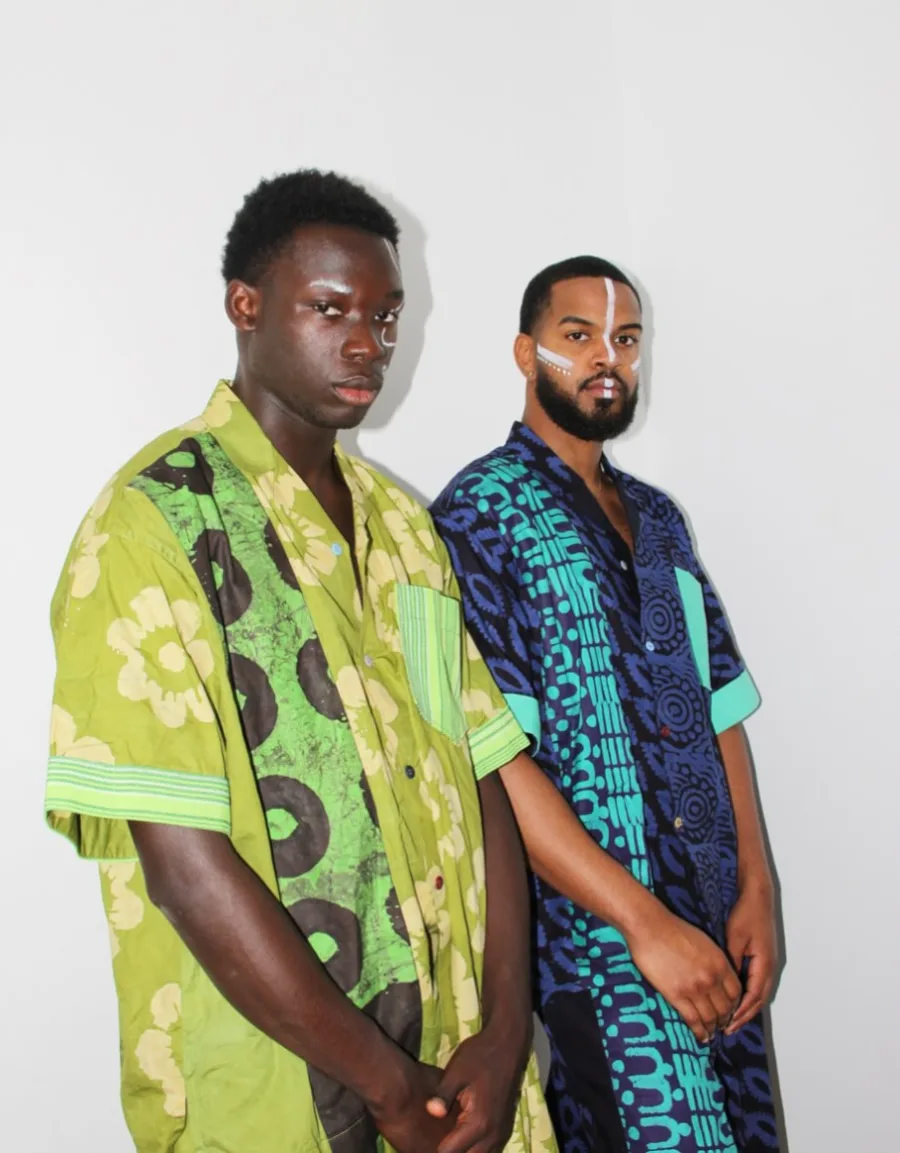 Derrick et un autre mannequin, tenues imprimées verte et bleue